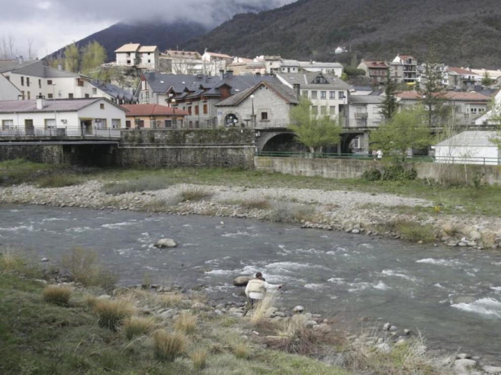 El río Gállego a su paso por Biescas.