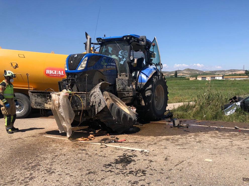 Accidente entre el tractor y el vehículo en la A-122