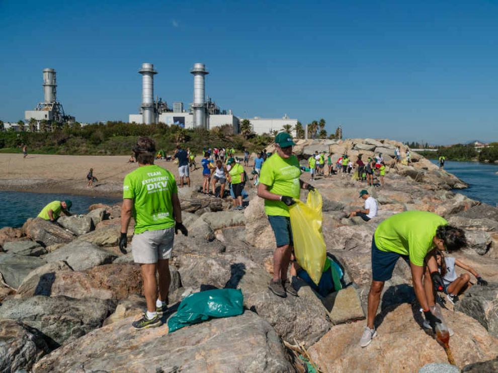 Marcha solidaria, en la que empleados y familiares de DKV colaboraron en la recogida de plásticos