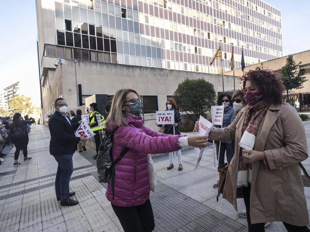 Protesta del sector de las peluquerías ante la Delegación de Hacienda de Zaragoza para exigir la bajada del IVA del 21% al 10%