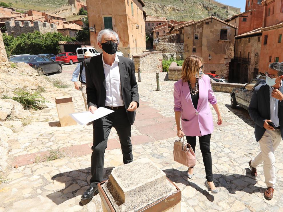 Al encuentro ha acudido la consejera de Presidencia y Relaciones Institucionales, Mayte Pérez, que en la foto aparece acompañada del gerente de la Fundación, Antonio Jiménez, y el alcalde de Albarracín, Michel Villalta.