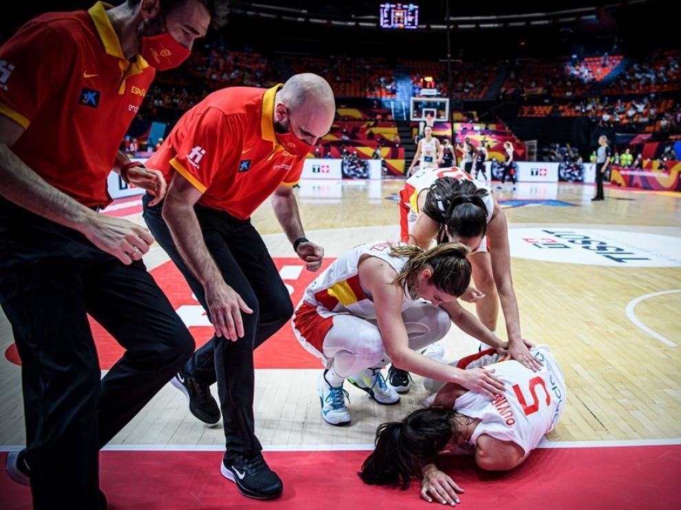 Cristina Ouviña, en el suelo tras la rotura del tabique nasal en el partido contra Rusia