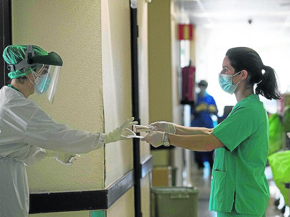 Dos trabajadoras, en la unidad de cuidados intermedios de Neumología del Servet, en febrero