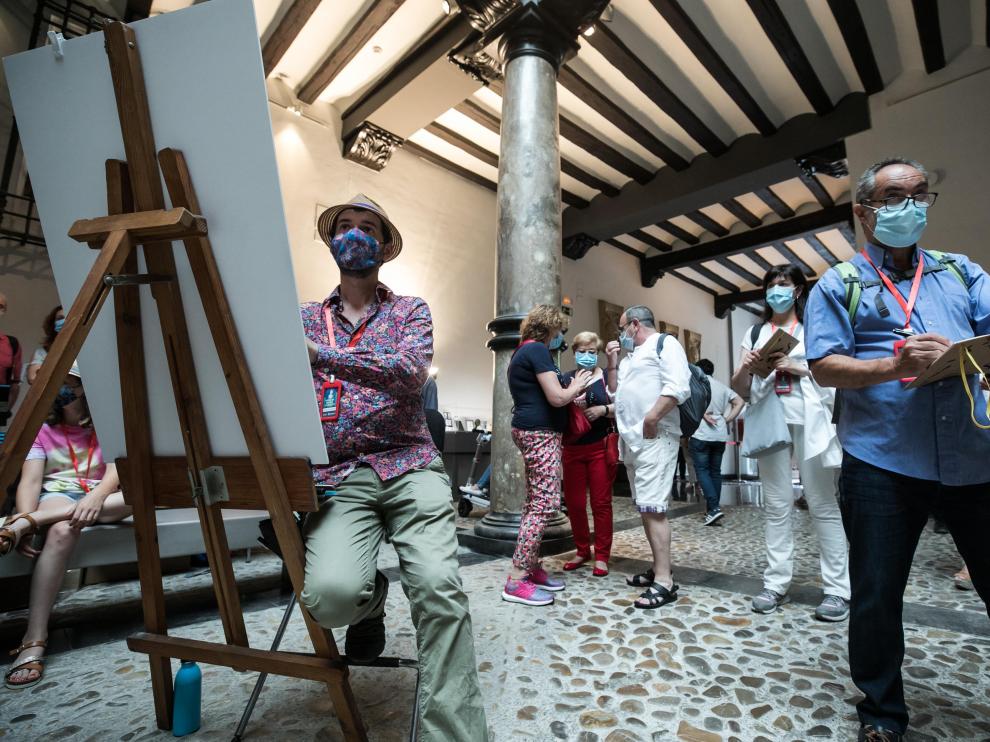 El francés Lapin (con atril), en acción en el Museo Pablo Gargallo junto a otros cuadernistas.