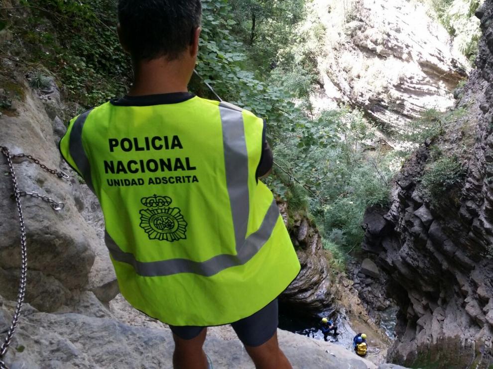 Los agentes de la Unidad Adscrita de la Policía Nacional realizan inspecciones sobre el terreno de las actividades de turismo de aventura en Huesca.