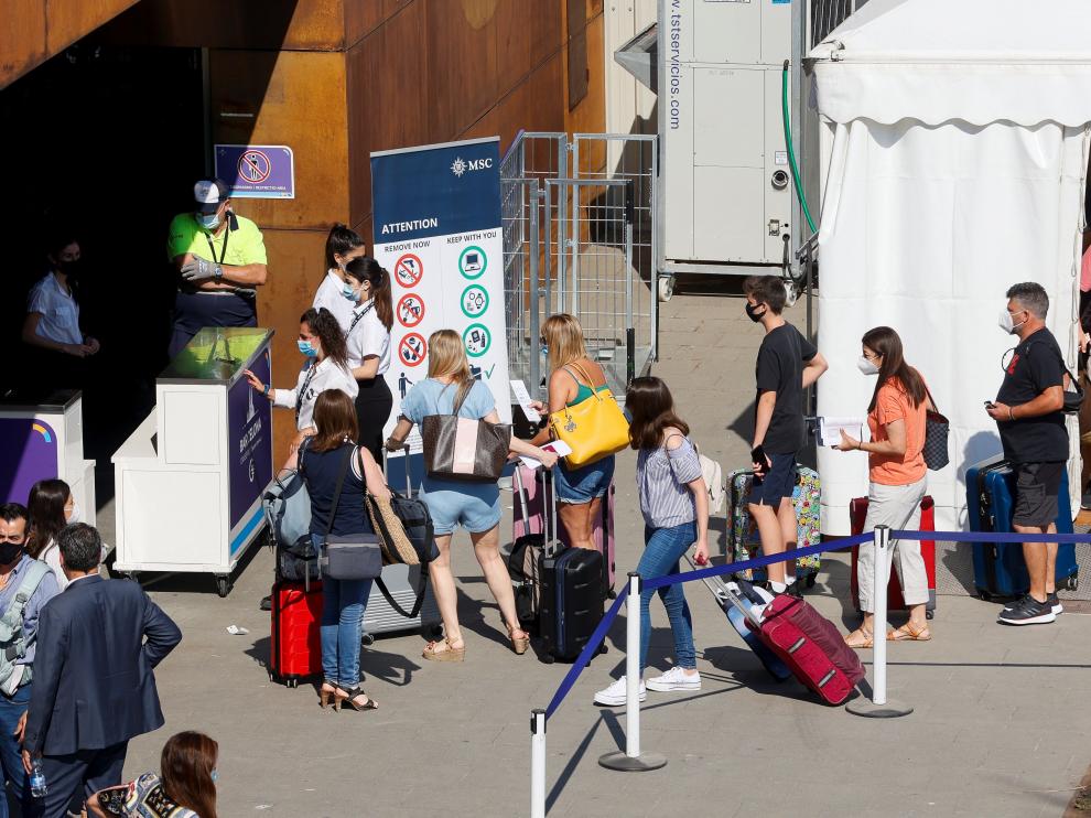 Pasajeros desembarcan del primer crucero que atraca en Barcelona desde la pandemia, este sábado.