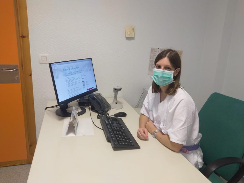 Silvia Casas, en su lugar de trabajo en el centro de salud de Fraga.