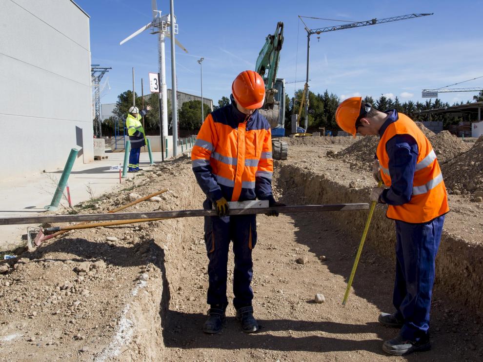 Dos alumnos de la Fundación Laboral de la Construcción haciendo prácticas en las instalaciones de este centro de formación en Villanueva de Gállego de Zaragoza.