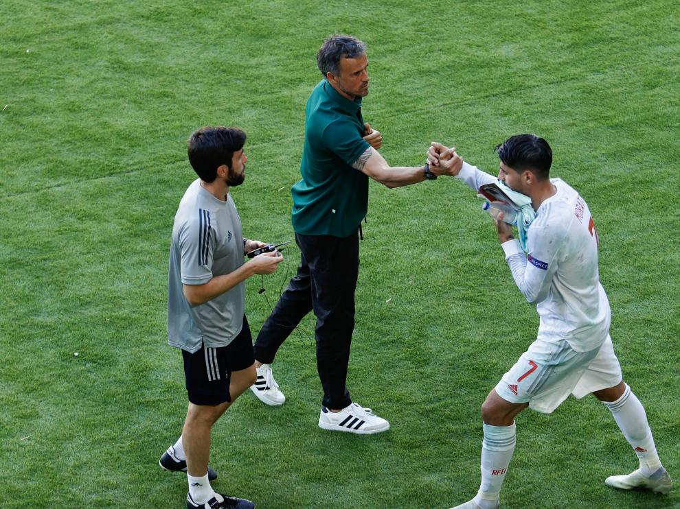 Luis Enrique saluda a Morata en el partido de España contra Eslovaquia