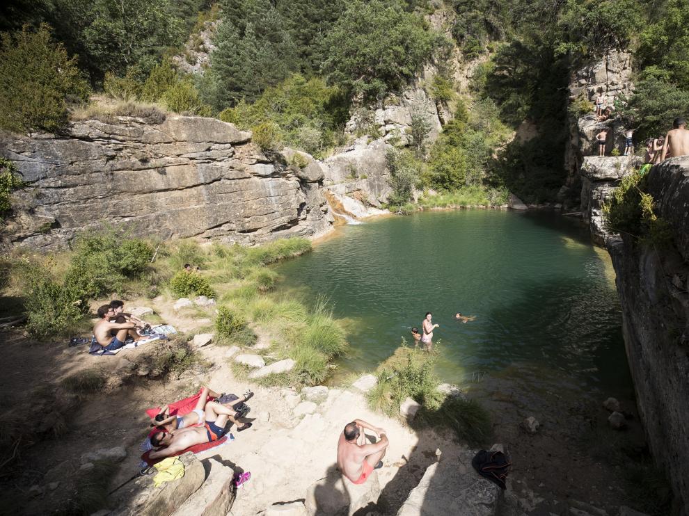 Bañistas en las pozas de Pígalo en julio del año pasado