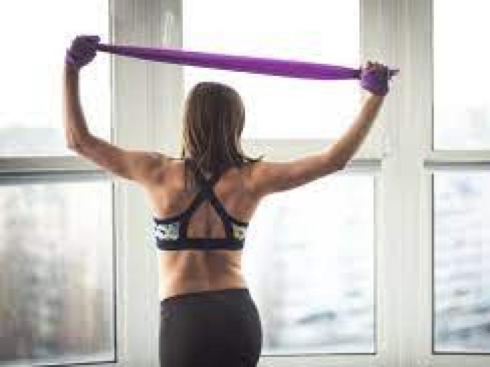 Con unas bandas elásticas es posible ejercitar todo el cuerpo.