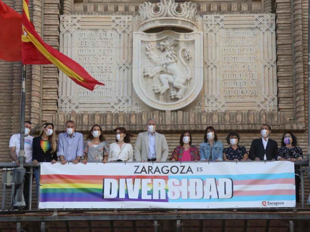 La pancarta en el balcón del Ayuntamiento de Zaragoza