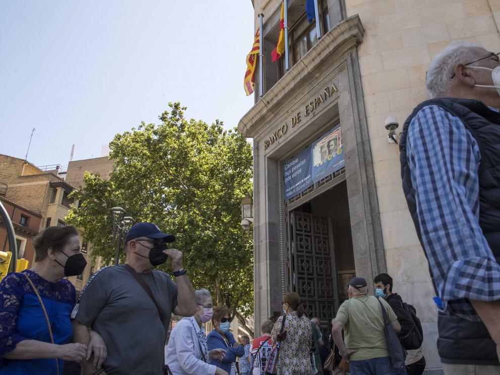 Larga fila para cambiar pesetas a euros en la sede del Banco de España en Zaragoza.