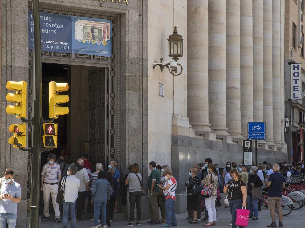 Larga fila para cambiar pesetas a euros en la sede del Banco de España en Zaragoza.