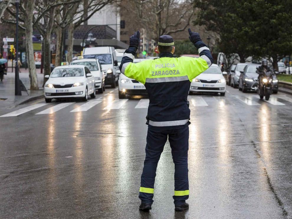 Policía Local en Zaragoza regulando el tráfico
