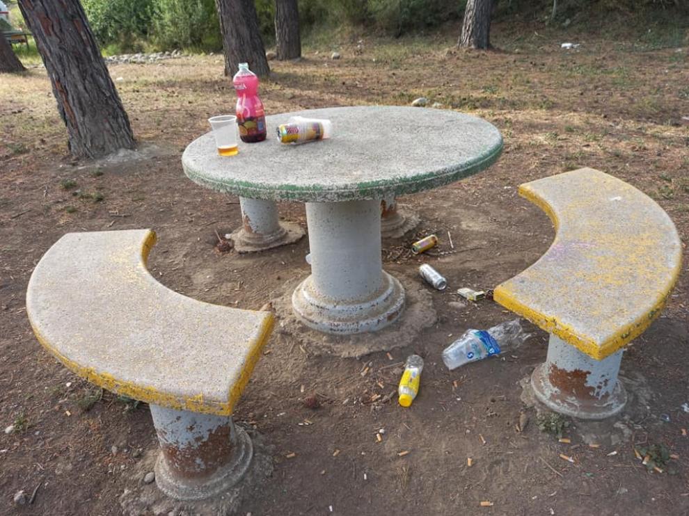Restos de botellón en el parque de Los Sotos de Monzón.