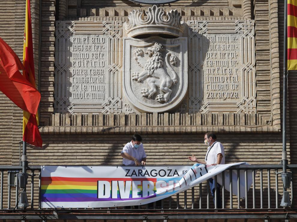 Retirada de la pancarta LGTBI del balcón del Ayuntamiento de Zaragoza, este lunes por la tarde.