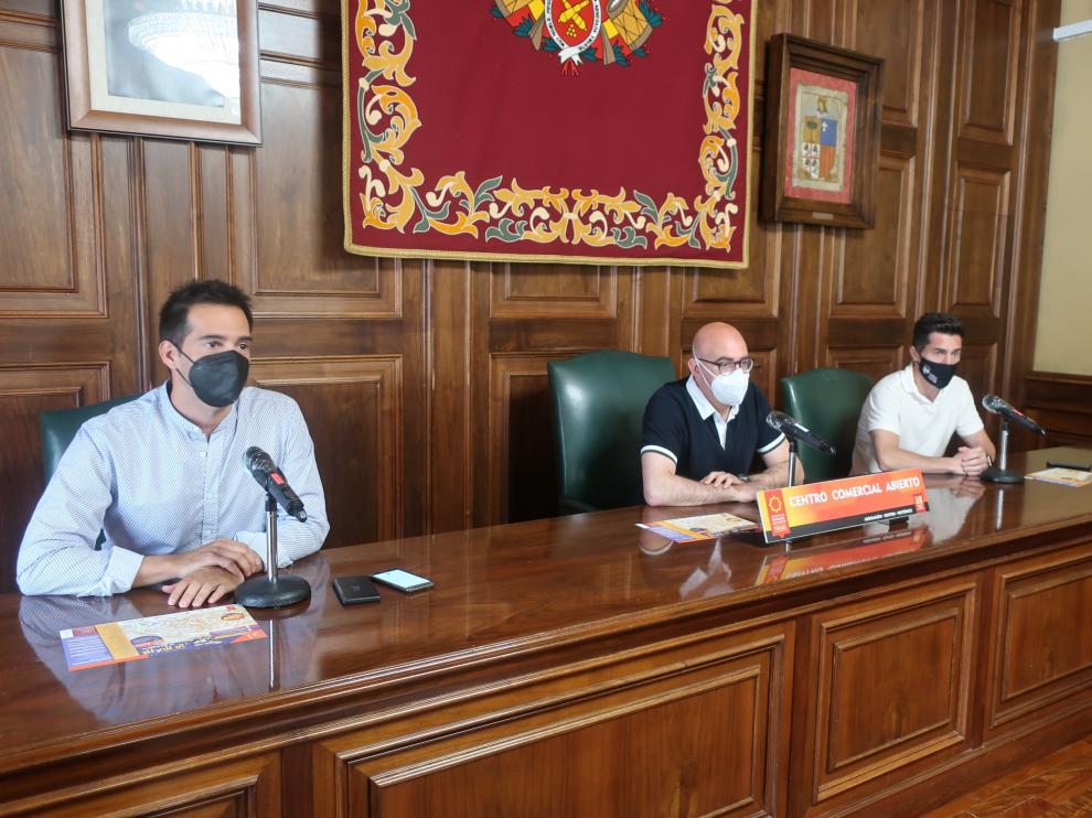 De izquierda a derecha, Ramón Fuerntes, Rodolfo Pangua y Carlos Méndez, en la presentación de 'La Noche en Blanco'.