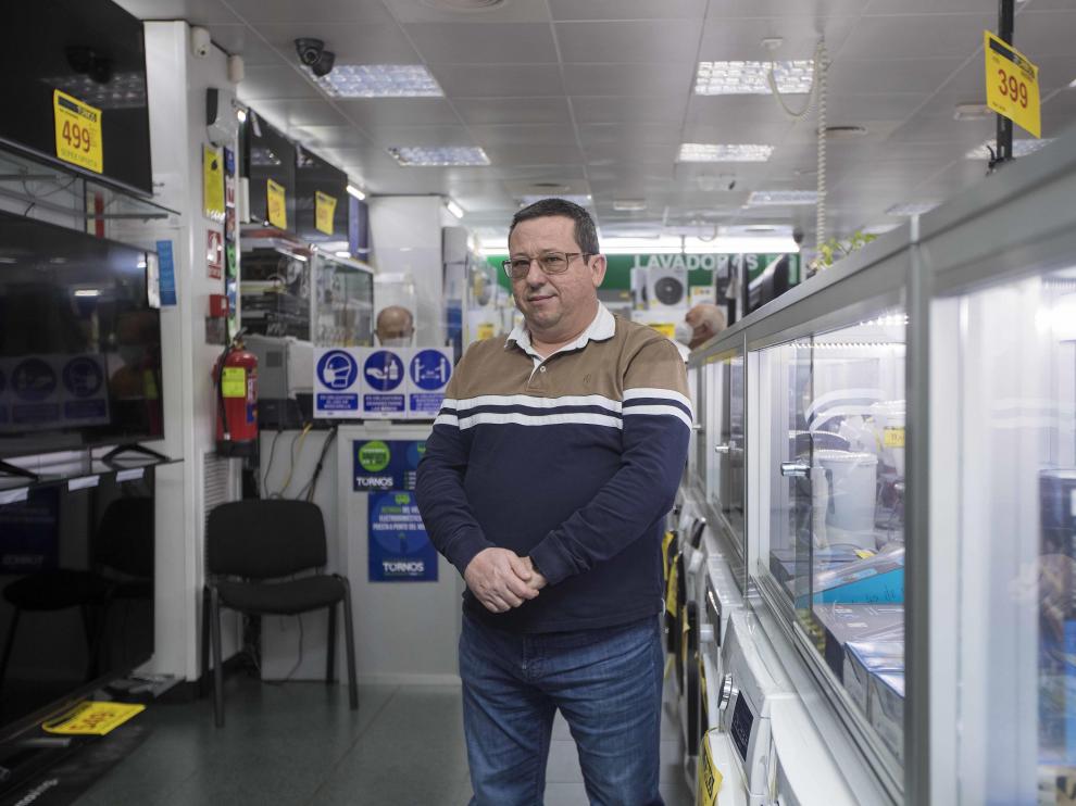 Antonio Tornos, en su tienda de electrodomésticos.