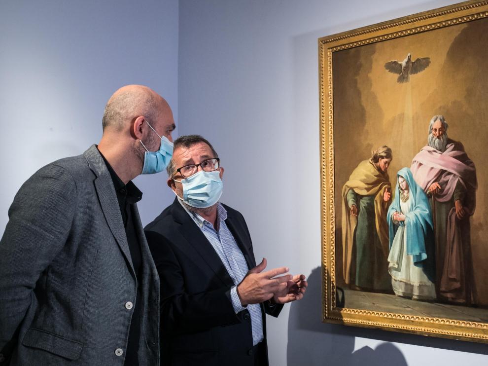 Víctor Lucea e Isidro Aguilera, comentando algunos detalles del cuadro recién depositado en el Museo de Zaragoza.