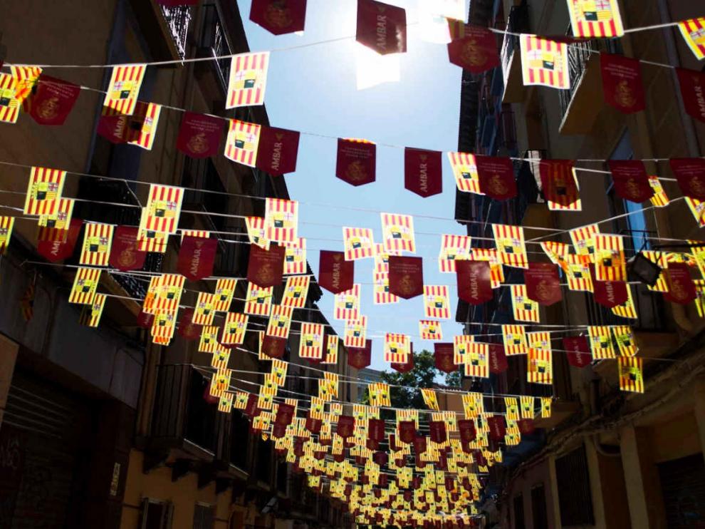 Adornos con la bandera de Aragón, típicos de las fiestas populares