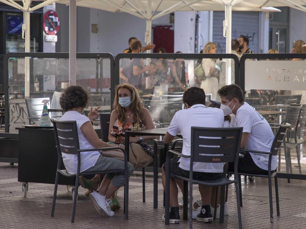 Ambiente en una terraza del centro de Zaragoza este martes por la tarde
