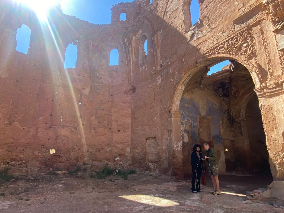 Anton Corbijn muestra a Ara Malikian algunas de las fotos, el martes en el pueblo viejo de Belchite.