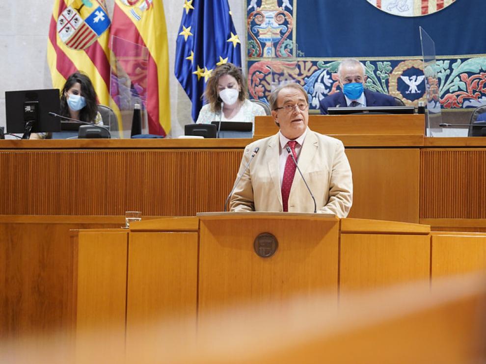 El consejero de Hacienda, Carlos Pérez Anadón, en las Cortes de Aragón este martes