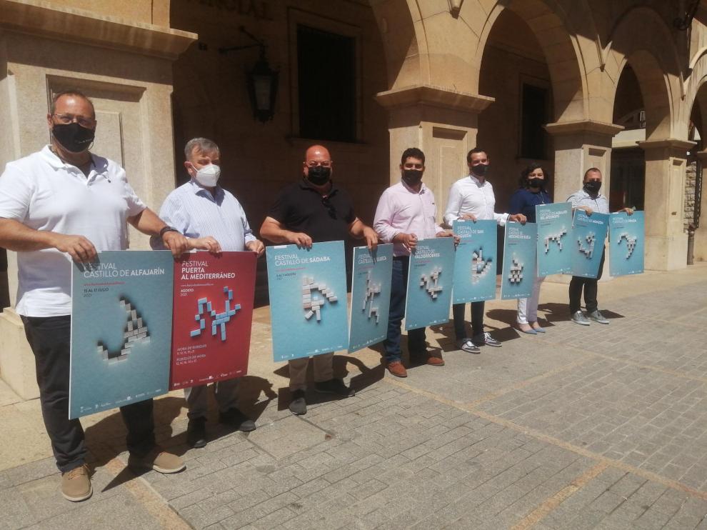 Alcaldes y organizadores de la XXXVI edición del Festival de los Castillos muestran en la plaza de San Juan los carteles con las actuaciones en cada localidad.
