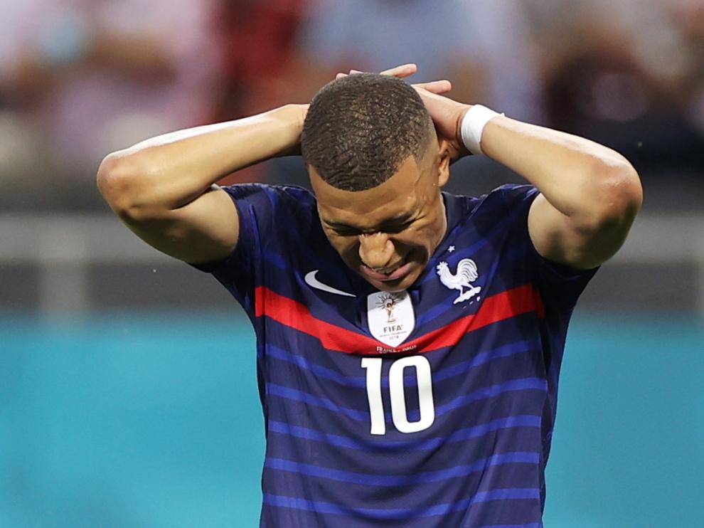 Kylian Mbappé lamenta su fallo en el penalti definitivo de la tanda de Francia ante Suiza.