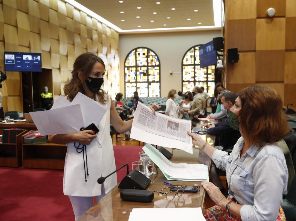 Las concejales de Hacienda y Economía, María Navarro y Carmen Herrarte, al inicio de pleno extraordinario celebrado este miércoles.