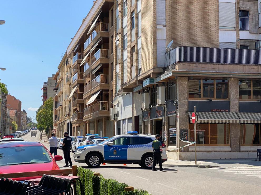 La calle permanece cortada por la Policía Local.