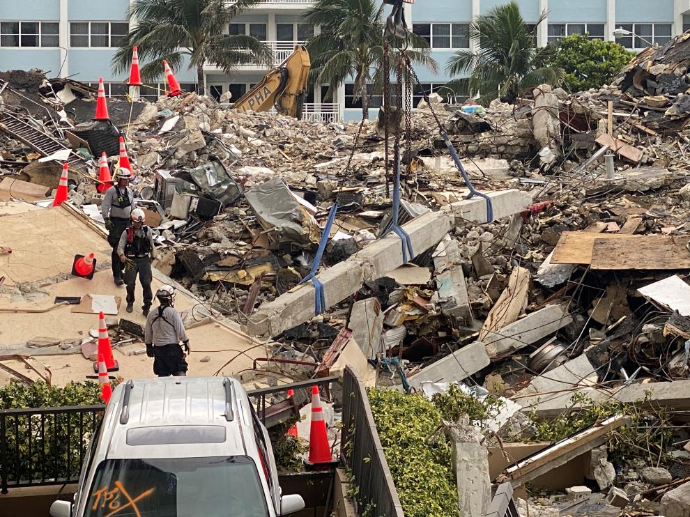 Los equipos de salvamento siguen buscando personas bajo los escombros