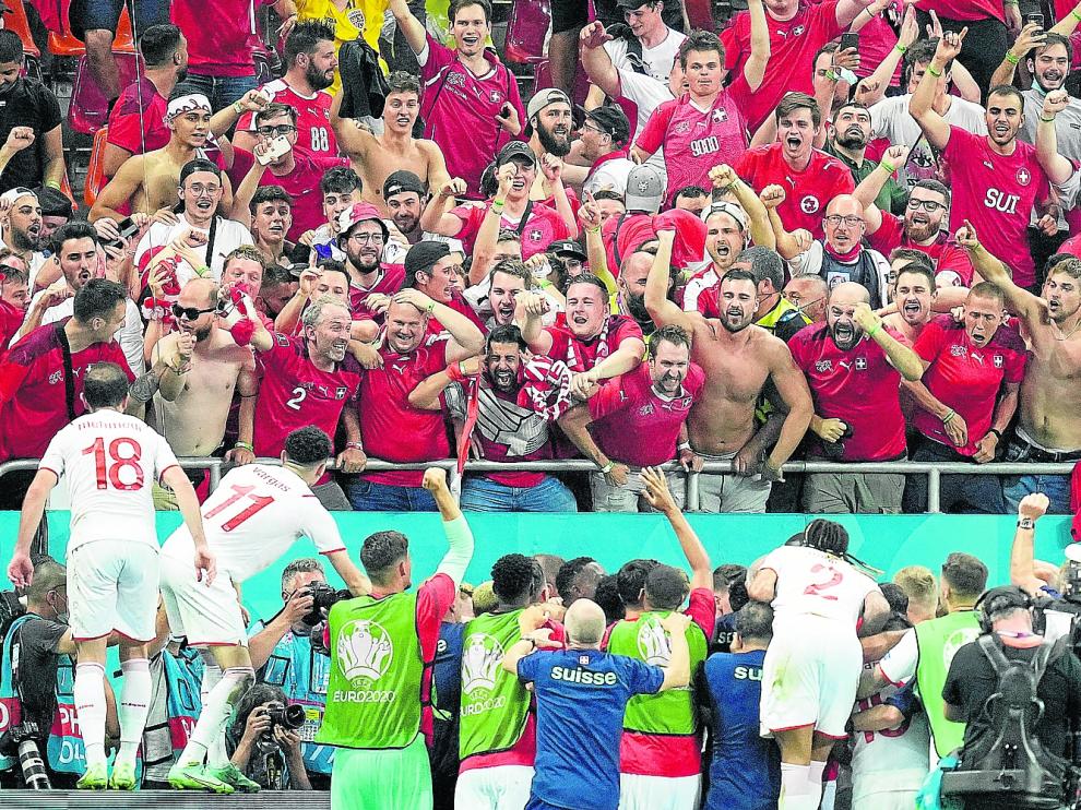 Los jugadores suizos celebran con sus aficionados el pase a los cuartos de final de la Eurocopa tras eliminar a Francia