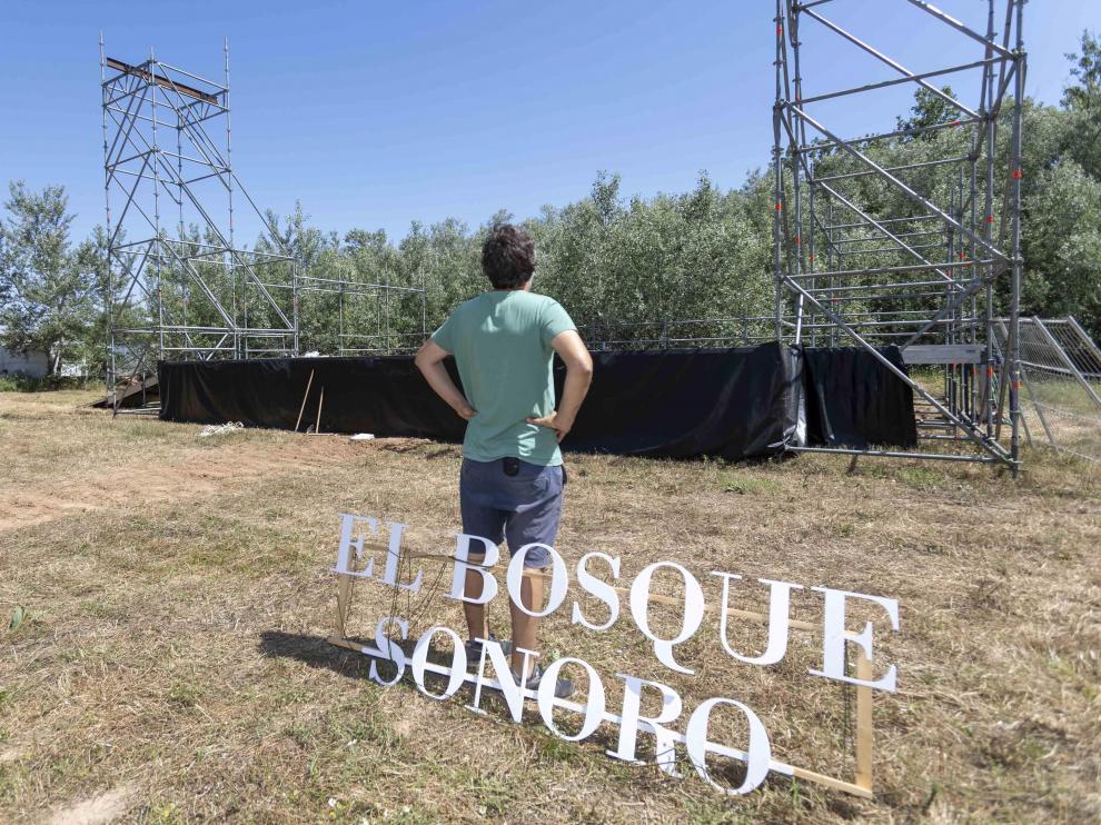 El escenario del festival toma cuerpo a orillas del río Huerva.