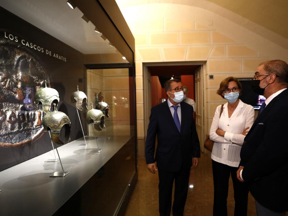 El director del Museo de Zaragoza explica este jueves las características de los cascos a la directora general de Bellas Artes del Ministerio de Cultura, María Dolores Jiménez-Blanco, y al presidente aragonés, Javier Lambán.