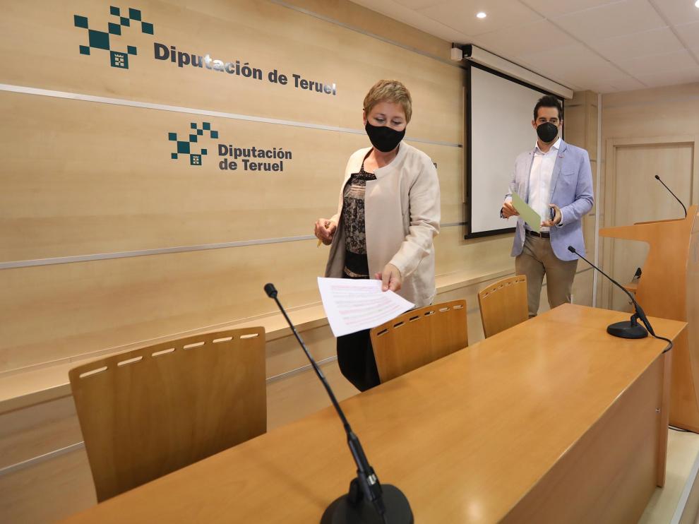 Berta Zapater (PAR) y Ramón Fuentes (Ciudadanos), al anunciar este jueves el acuerdo en la Diputación de Teruel