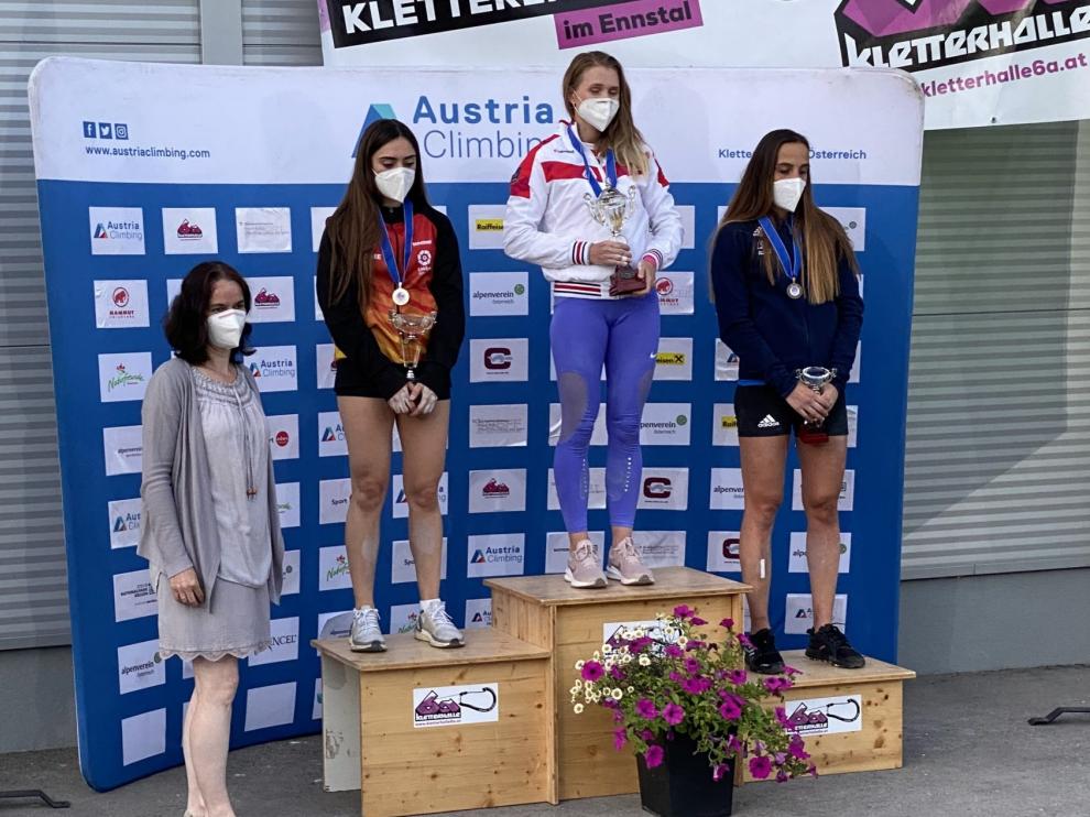 María Laborda (izquierda) recoge la medalla de plata en la segunda prueba de la Copa de Europa de Escalada de Velocidad.
