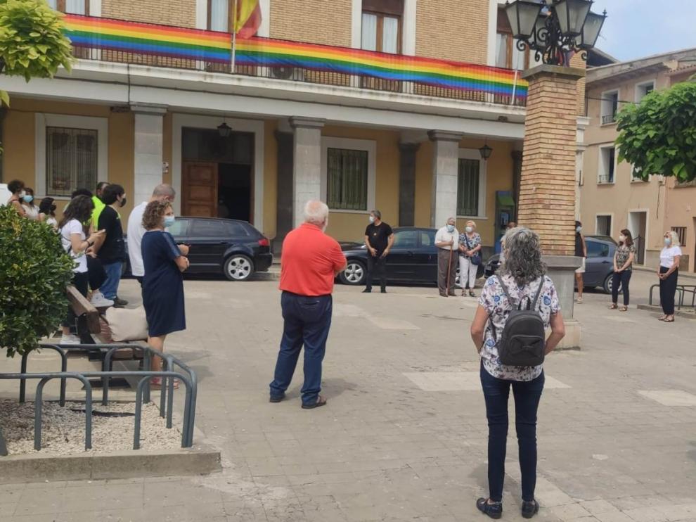 Minuto de silencio en Sariñena por la mujer asesinada en Barbastro.