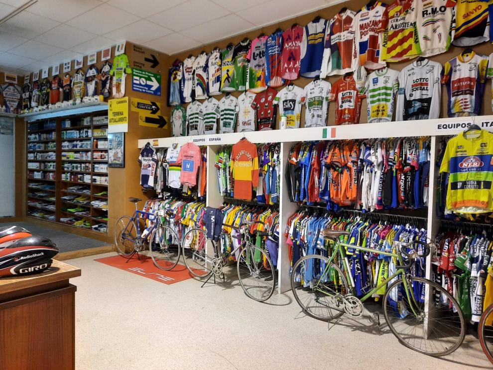 Equipaciones de ciclistas locales, nacionales e internacionales se pueden encontrar en el Museo del Ciclismo de Pirineo