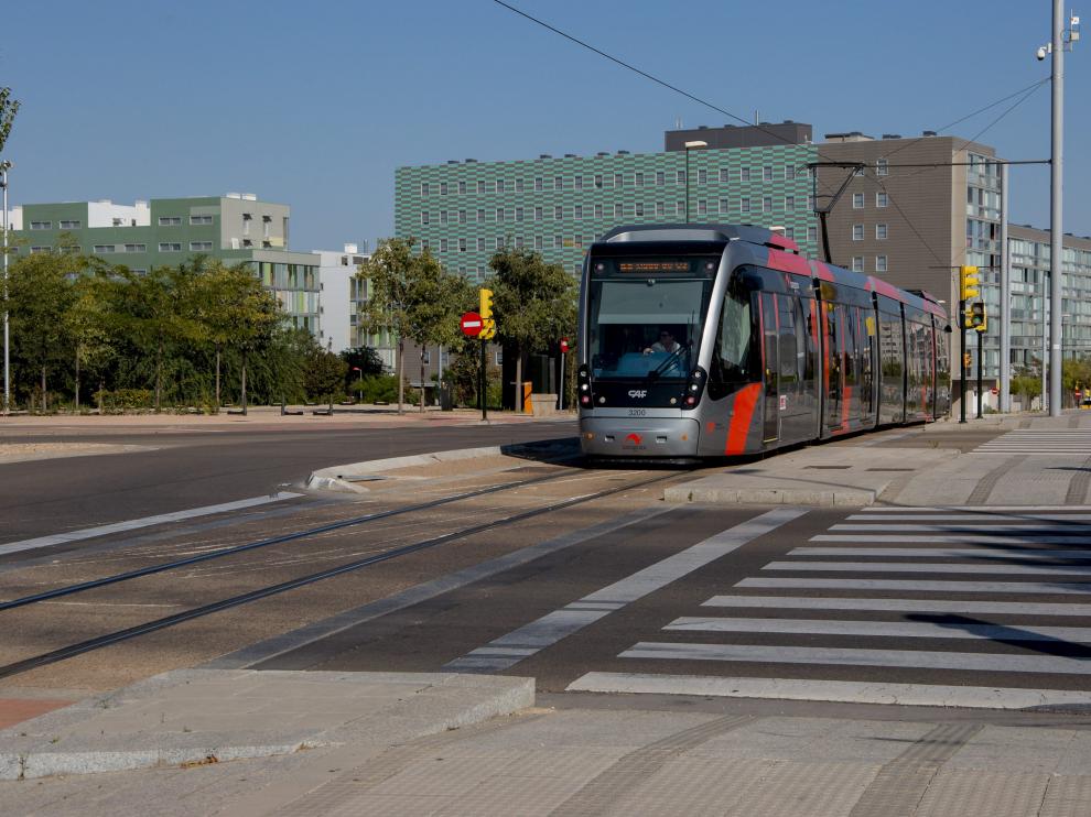 Un tranvía a su paso por el barrio de Valdespartera de Zaragoza.
