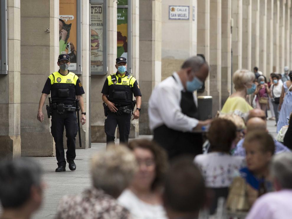 Incrementa el control en Zaragoza policial por los contagios de covid entre los jóvenes.