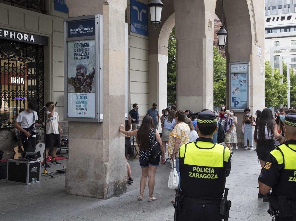 Incrementa el control en Zaragoza policial por los contagios de covid entre los jóvenes.
