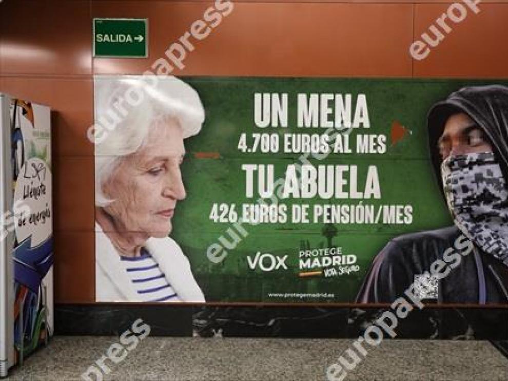 Cartel electoral de Vox en la estación de cercanías de Sol, a 21 de abril de 2021, en Madrid (España).