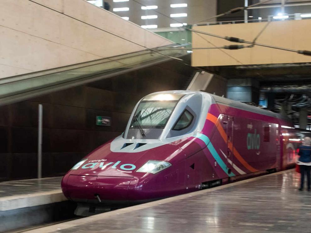 Primer viaje del tren AVLO desde la estación Delicias de Zaragoza.