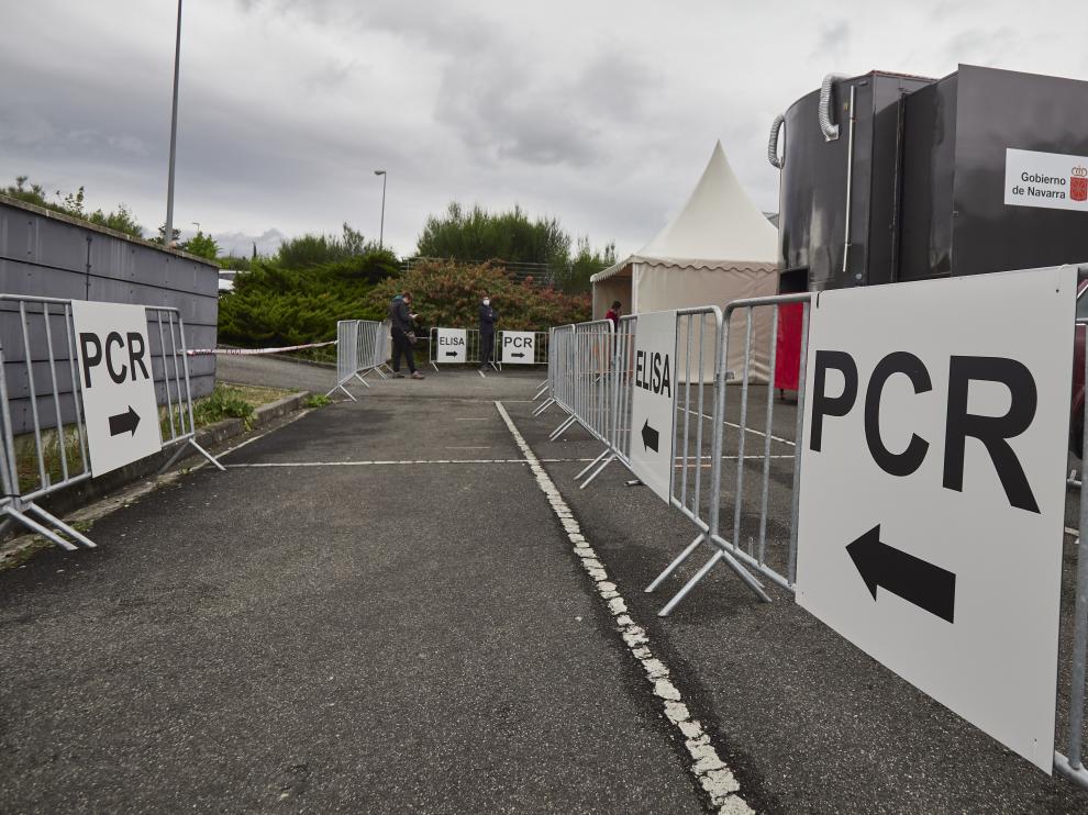Varios carteles indican la dirección para someterse a un test PCR en un dispositivo de vacunación contra la covid-19 en Navarra,