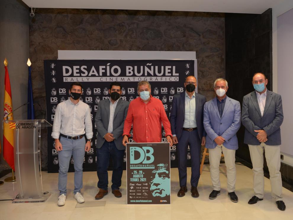 Los dirigentes, con el cartel de presentación.