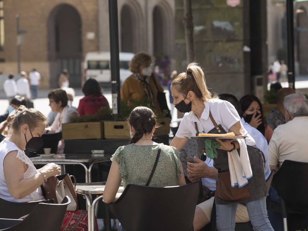Ambiente en una terraza este miércoles en la plaza del Pilar de Zaragoza