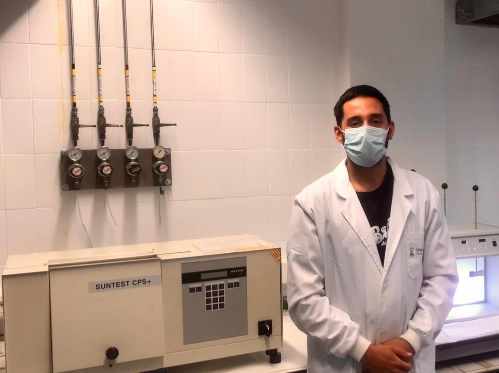El investigador Samuel Mores, quien ha puesto en marcha una planta de tratamiento a escala piloto de control automatizado, ubicada en la depuradora de Tudela (Navarra)..