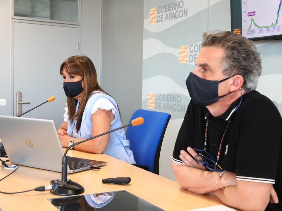 La consejera de Sanidad del Gobierno de Aragón, Sira Repollés y el director general de Salud Pública, Francisco Javier Falo en rueda de prensa.